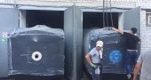 Момент занесения котлов в помещение котельной.